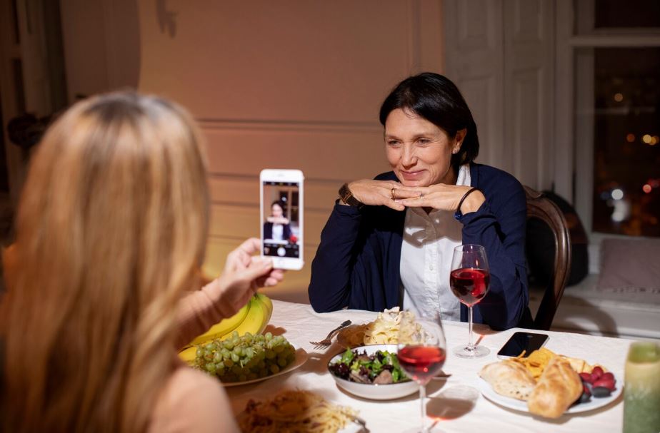 when dinner becomes distance - love, food and photography in the digital age